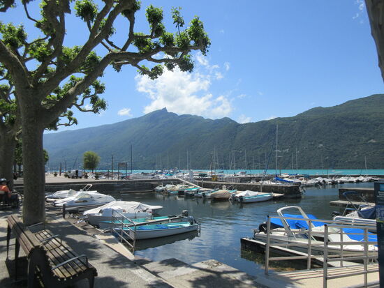 Blick auf den See und die Berge