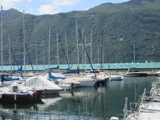 So fängt man an - Optimistenjollen im Hintergrund