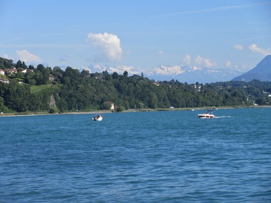 Schneebedeckte Berge im Hintergrund