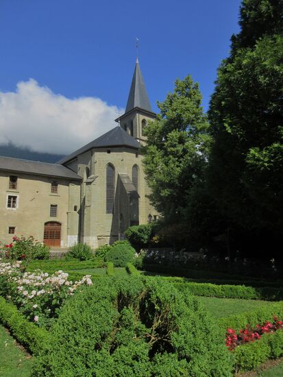 Die Kirche vom Garten aus