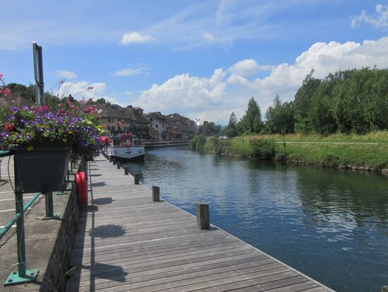 Auf dem Steg am Kanal