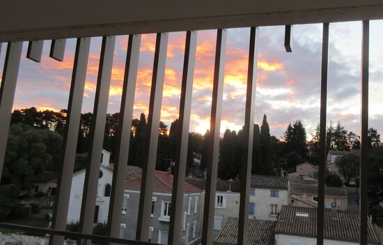 Blick durch Gitter auf den Sonnenaufgang - vom Ibis Stlye