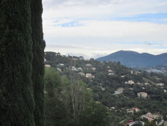 Blick auf die Hügel der Ardèche-Region