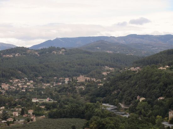Blick vom Schloss auf die Umgebung mit dem Fluss Ardèche