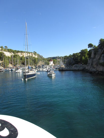 Der Yachthafen im Hintergrund