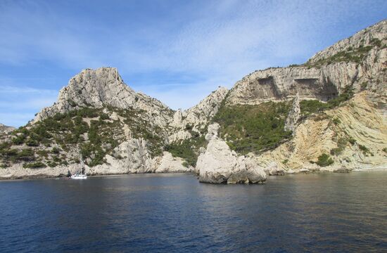 Ein kleines Boot vor der grossartigen Kulisse