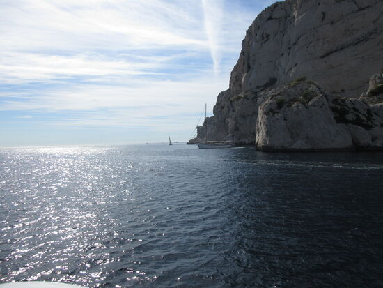Blick zurück auf den gewaltigen Felsen