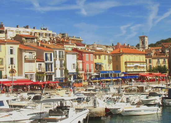 Bunte Häuser und weisse Boote