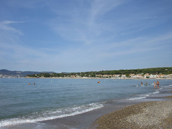 Das Meer hat Feinkies ans Ufer gespült