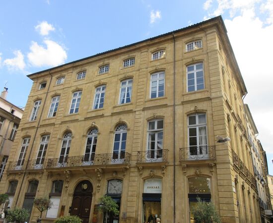 Schönes Gebäude am Ende des Cours Mirabeau