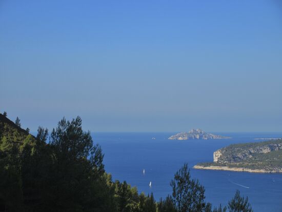 Eine der vielen kleinen Inseln im Hintergrund