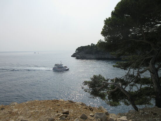 Ausflugsboot fährt in die Calanque