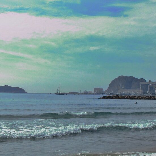 Blick auf den Hafen und "Bec de l’Aigle" -ein rötlicher Felsen (155 m).