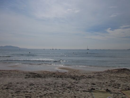 Der Strand ist trotz Stadtnähe recht naturbelassen...