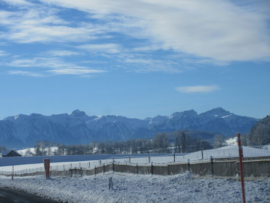 Etwas Schnee und die Savoyer Alpen im Hintergrund
