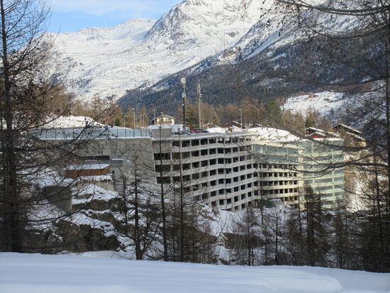 Das mehrstöckige Parkhaus mit 3000 Parkplätzen