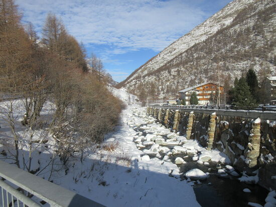 Gefrorener Bach in Saas Almagell