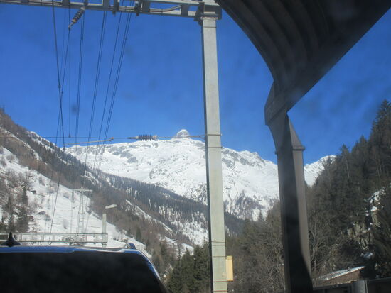 Blick vom Zug aus auf die Berge am Südportal