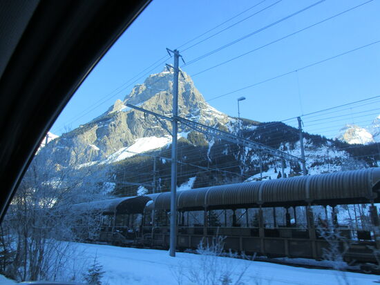 Zug für Autoverlad in Kandersteg am Nordportal