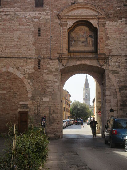 Corso Cavour und im Hintergrund Turm der San Pietro Kirche