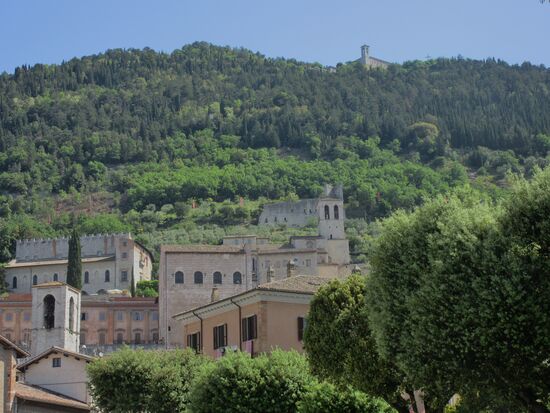 Die Kathedrale und oben auf dem Berg die Basilika Sant'Ubaldo