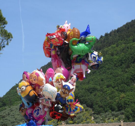 Farbenprächtige Luftballons gehören zum Fest