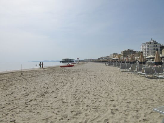 Morgens am Strand - im Hintergrund "Rotunda a Mare"
