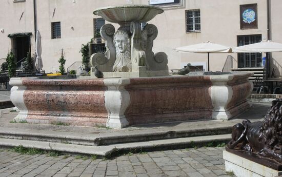 Brunnen beim Palazetto Briera