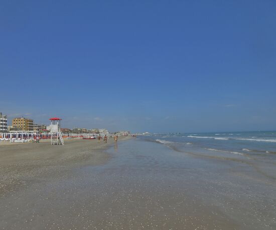 Der lange schöne Sandsrand