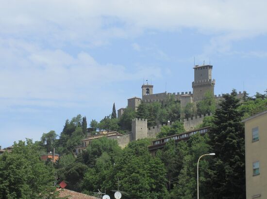 Die Burganlage mit den drei Türmen