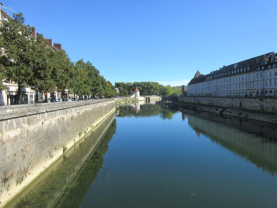 Im Hintergrund der Pelote Turm