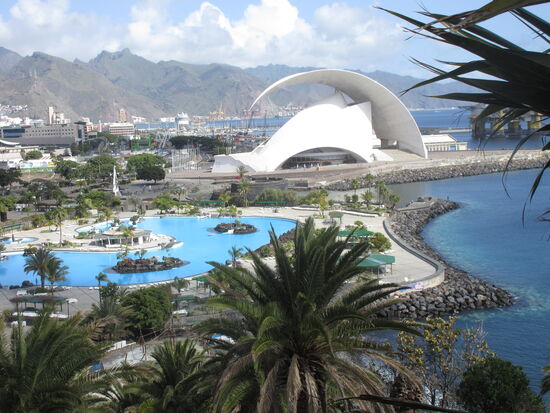 Blick aufs Auditorium und das Meerwasser-Schwimmbecken