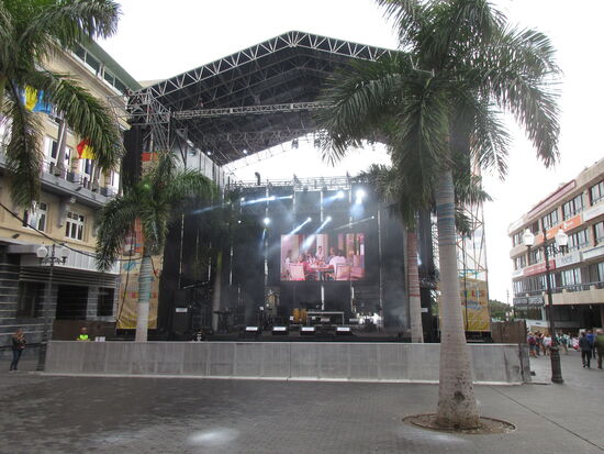 Die Bühne ist aufgebaut - die Musiker können starten...