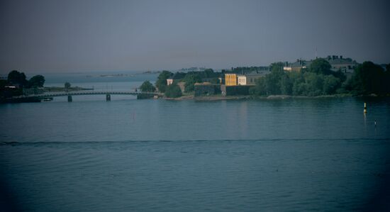 Hier verbindet eine Brücke die Inseln