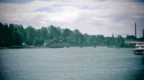 Im Hintergrund das kleine Café