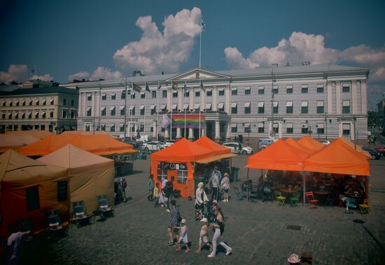 Blick vom Schiff auf den Marktplatz und das Rathaus