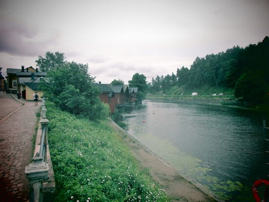 Lagerhäuser am Fluss