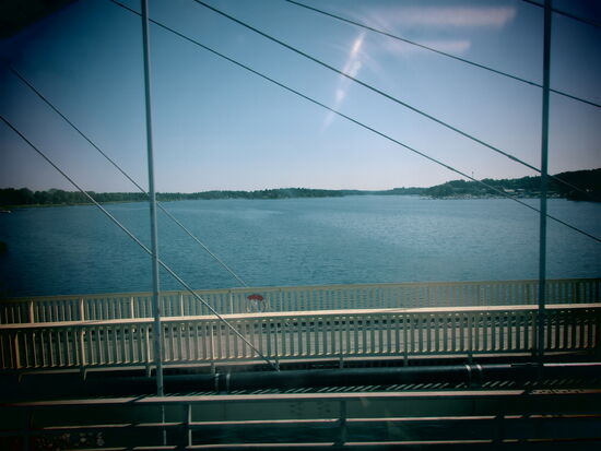 und über eine Brücke