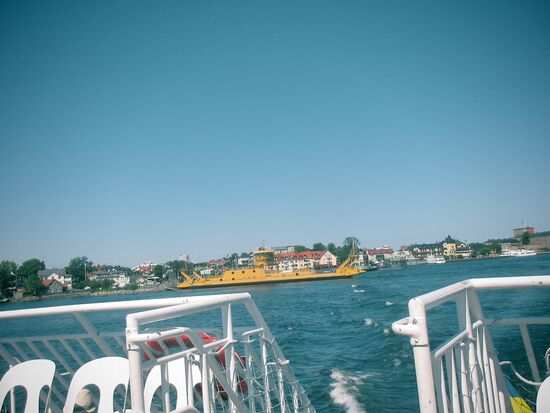 Im Hintergrund ist die Autofähre zu sehen, die rege genutzt wurde