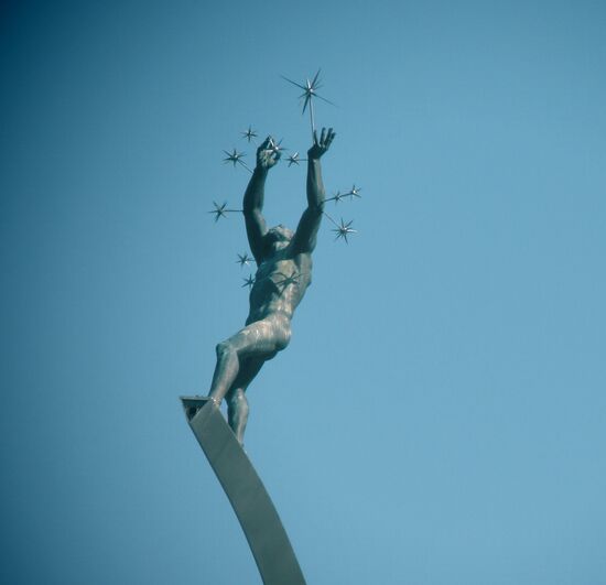 Skulptur von Carl Milles, "God the Father in Heaven" ("Gud Fader på Himmelsbågen").
l