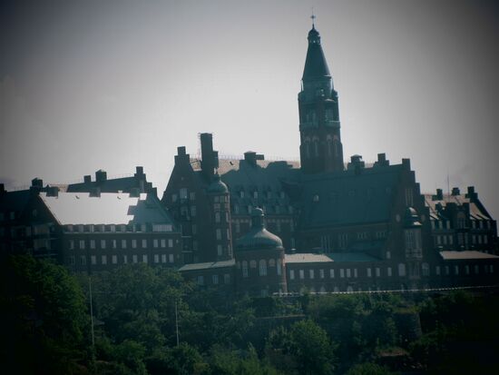 Das gewaltige Gebäude des