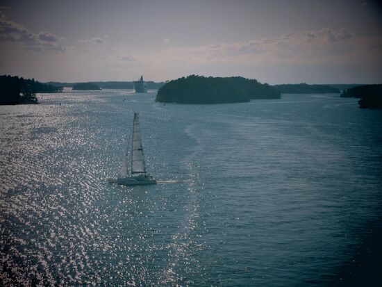 Segelboot und im Hintergrund eine Fähre