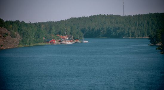 Kleiner Ort mit Segelbooten