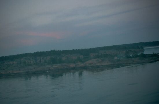 Die Küste sieht recht felsig aus