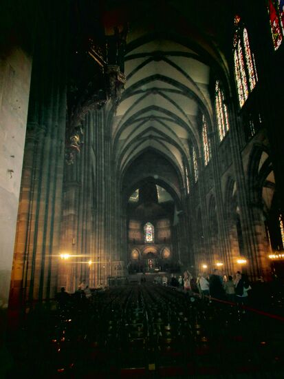 Im Inneren der eher dunklen Kirche