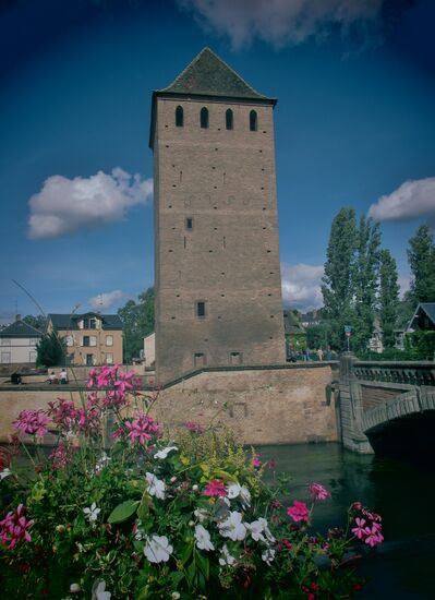Turm oberhalb eines Kanals