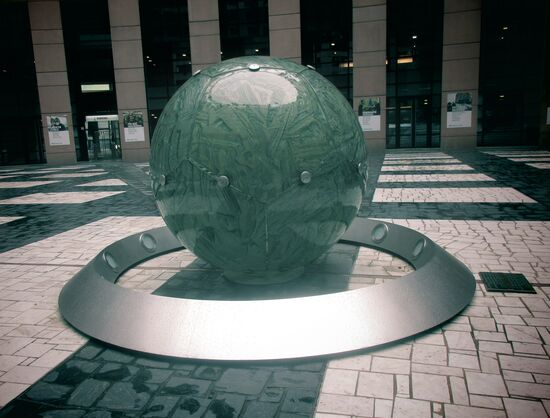 Glaskugel im Innenhof