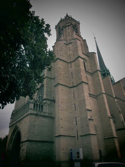 Die Kathedrale "Saint-Bénigne"
