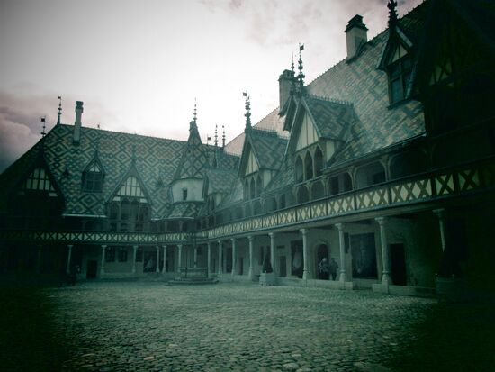 Der kopfsteingepflasterte Ehrenhof