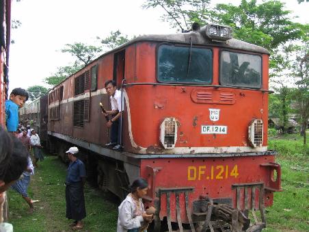 Unsere erste Lok in Myanmar